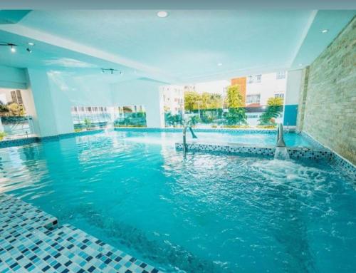 una piscina de agua azul en un edificio en Hotel bienvenida en Los Tres Brazos