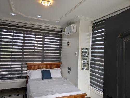 PrampramにあるKabeya Placeのベッドルーム1室(ベッド1台、ブラインド付きの窓付)
