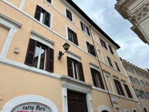 een groot gebouw met een bord ervoor bij The Grand Tour Bed & Breakfast in Rome