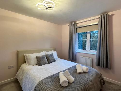 een slaapkamer met een bed met twee handdoeken erop bij ORCHID S&N House in Bristol
