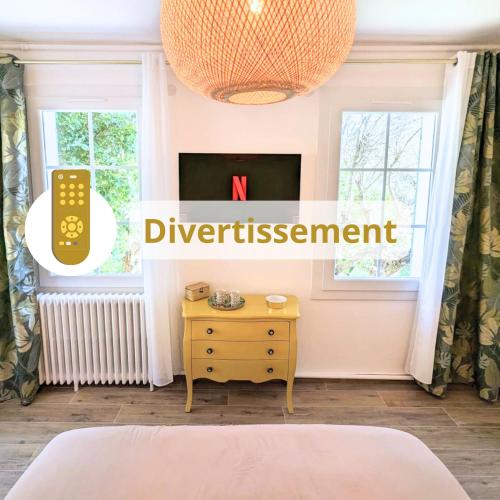 - une chambre avec une commode jaune et une fenêtre dans l'établissement Chambre deluxe Olivièr et Pinedo, à La Valette-du-Var