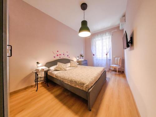 Un pat sau paturi într-o cameră la Chic Modern 2-Bedroom near Metro