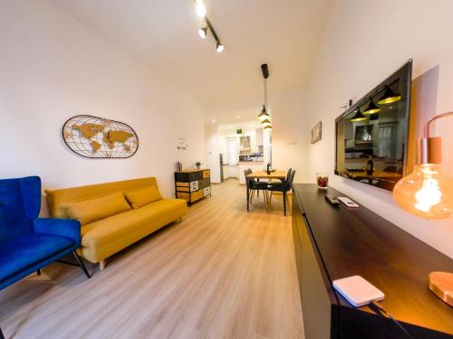 sala de estar con sofá amarillo y mesa en Chic Modern 2-Bedroom near Metro, en Roma