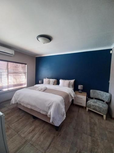 Un pat sau paturi într-o cameră la 28 at Van Den Bos International Guesthouse
