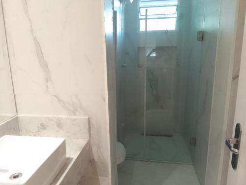 ein Bad mit einer Dusche, einem Waschbecken und einem WC in der Unterkunft HOSTEL e POUSADA SALVADOR PRAIA in Salvador