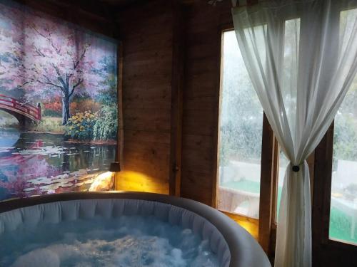 een bad in een kamer met een groot raam bij Casa Vacanze Lachesi in Caccamo