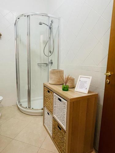 バーリにあるMacadàのバスルーム(シャワー、スタンドアップシャワー付)