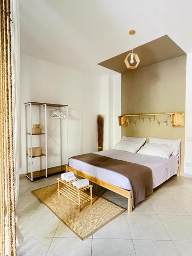 una camera con un grande letto di Macadà a Bari