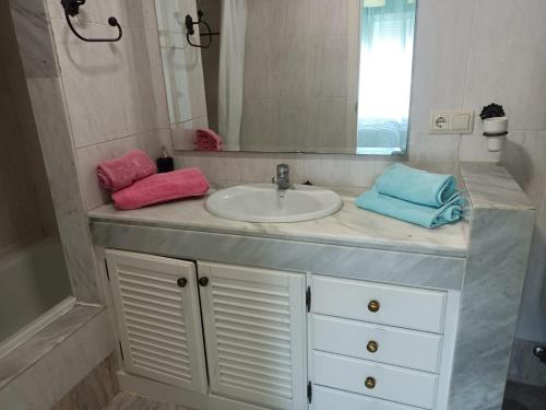 La salle de bains est pourvue d'un lavabo et d'un miroir. dans l'établissement Apartamento en Motril-costa de Granada, à Motril