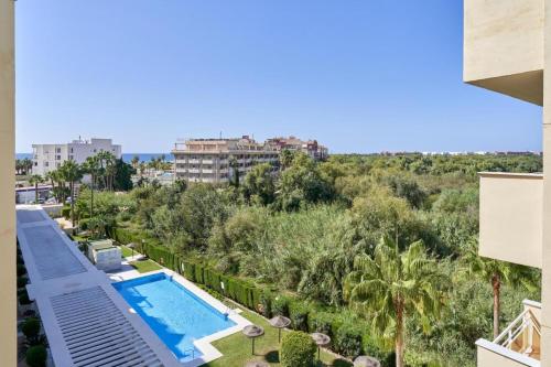 uma imagem de uma piscina num resort em Apartamento en Motril-costa de Granada em Motril