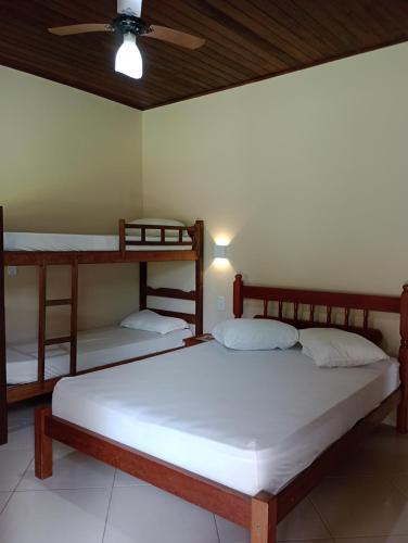 twee stapelbedden in een kamer met een plafond bij Tropical Paradise in Ubatuba