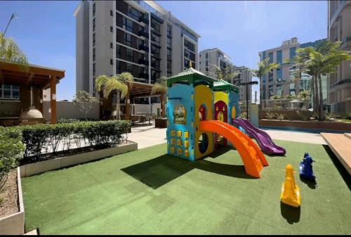 a playground with a slide on a green lawn at Confortável Studio no Park Sul próximo ao aeroporto in Brasilia