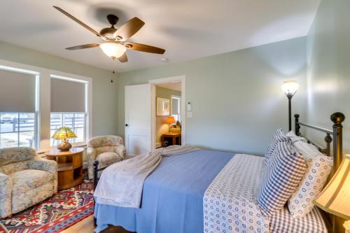 Orange Cottage with Hiking Access 1 Mi to Lake Anna في Kirk O'Cliff: غرفة نوم بها سرير ومروحة سقف