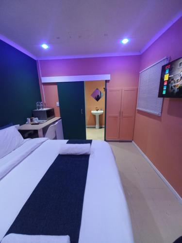 Cama ou camas em um quarto em 28 at Van Den Bos International Guesthouse