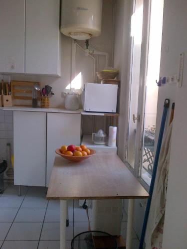 - un bol de fruits sur une table dans la cuisine dans l'établissement calme et repos, vue sur les arbres, à Paris