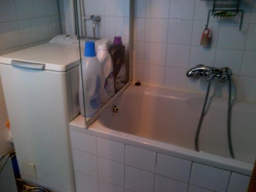 La salle de bains est pourvue d'une baignoire, d'une douche et d'un lavabo. dans l'établissement calme et repos, vue sur les arbres, à Paris