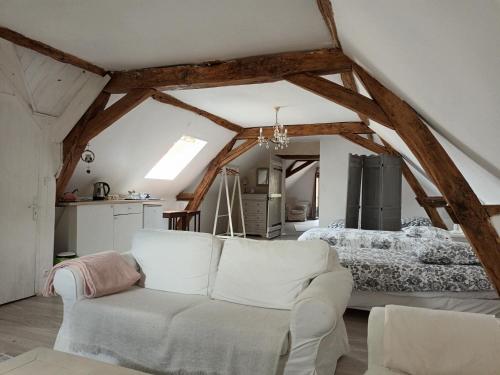 sala de estar con sofá blanco y cama en Au bout du monde 2 piscine et spa, en Les Hermites