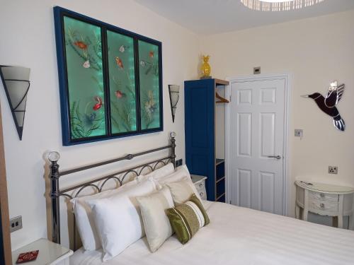 ブラックプールにあるThe Gatsby Blackpool - Formerly The Windsorのベッドルーム1室(ベッド1台付)が備わります。壁には絵画が飾られています。