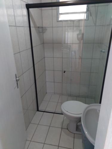 een badkamer met een douche, een toilet en een wastafel bij Chácara São José in Piranguçu