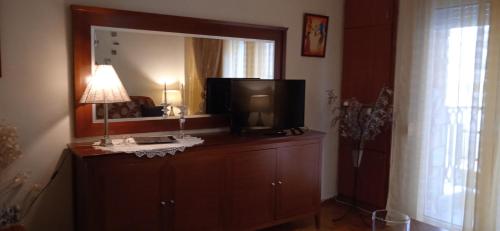 Zimmer mit TV auf einer Kommode mit Spiegel in der Unterkunft STEVE'S HOUSE & ELDI in Edessa
