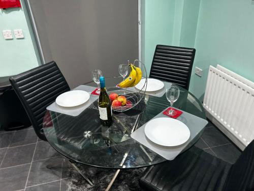 Brades Rise House - 3 bedroom house with 2 toilets with a private garden photo 21