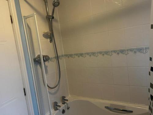 Brades Rise House - 3 bedroom house with 2 toilets with a private garden photo 20