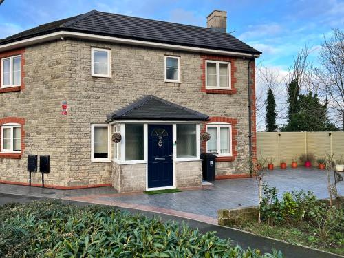 a brick house with a blue door at JOY & House in Bristol