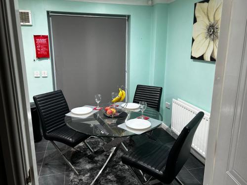 Brades Rise House - 3 bedroom house with 2 toilets with a private garden photo 18