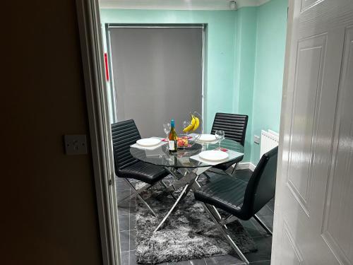Brades Rise House - 3 bedroom house with 2 toilets with a private garden photo 17