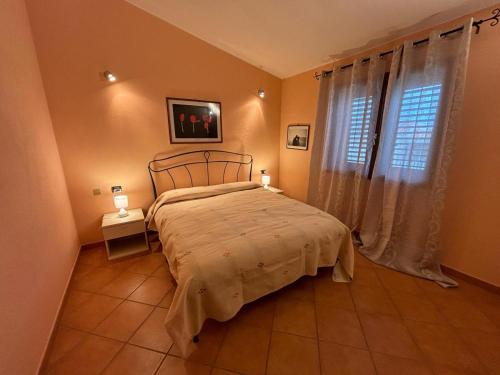 a bedroom with a bed and a window at casa nostra tanaunella in Tanaunella