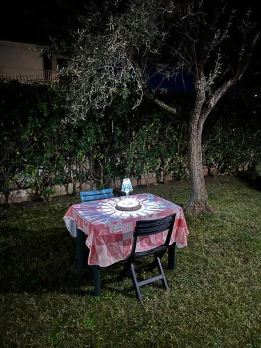 einen Tisch mit einem roten und weißen Tischtuch und zwei Stühlen in der Unterkunft BeB Latina in Latina