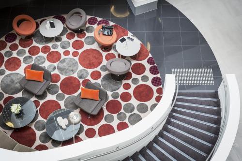 an overhead view of a room with tables and chairs at Mercure Melbourne Albert Park in Melbourne