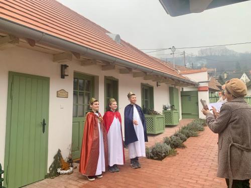 a group of people standing outside of a house at Pannonhalma Várlak Vendégház in Pannonhalma