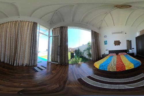 Satāna的住宿－Villa De Sakura Farm house，一间卧室设有一张床和一个大窗户