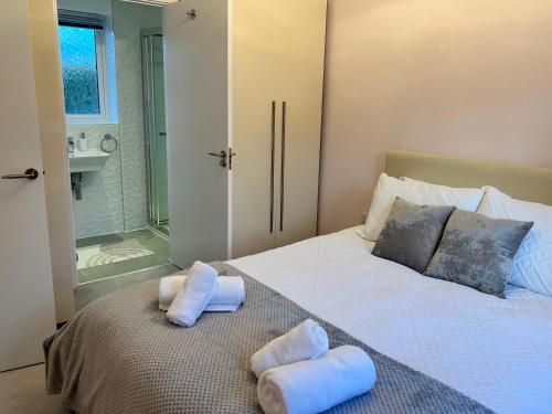 een slaapkamer met een bed met handdoeken erop bij ORCHID S&N House in Bristol