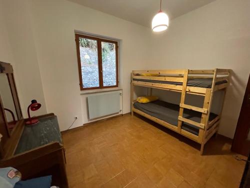 a room with two bunk beds and a window at Casa in campagna: Completo Relax in Albissola Marina