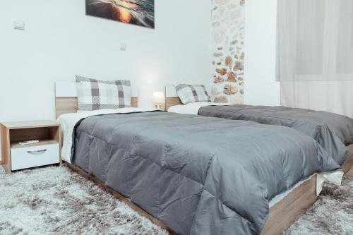 dwa łóżka siedzące obok siebie w sypialni w obiekcie luxury house w Jerapetrze