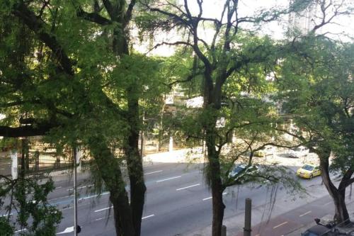 里約熱內盧的住宿－Apartamento Morro Da Urca，树木中城市街道的景色