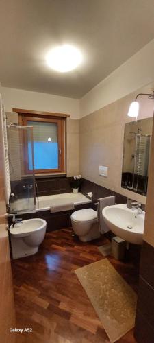 ein Badezimmer mit 2 Waschbecken und 2 WCs in der Unterkunft Relax & Business Luxury Apartment Velletri in Velletri