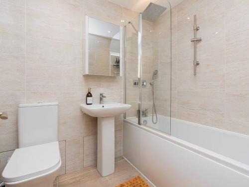 La salle de bains est pourvue d'une douche, de toilettes et d'un lavabo. dans l'établissement Pass the Keys 2 bed flat in fabulous location with parking, à Bath