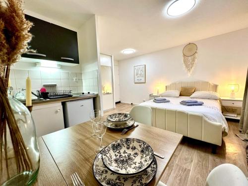 - une chambre avec un lit et une table avec des plaques de cuisson dans l'établissement MamZelle TouTapié Coeur de Vannes, à Vannes