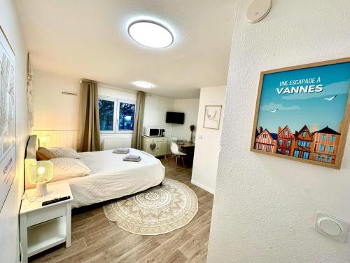 une chambre d'hôtel avec un lit et une affiche murale dans l'établissement MamZelle TouTapié Coeur de Vannes, à Vannes
