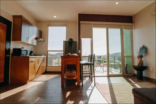 een keuken met een televisie en een tafel met een stoel bij Casa Berty 1 in Ensenada