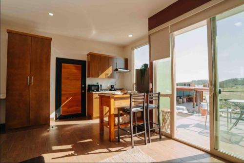 a kitchen and dining room with a table and chairs at Casa Berty 1 in Ensenada