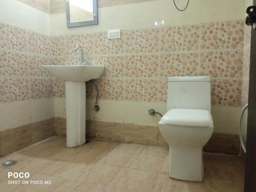 Vonios kambarys apgyvendinimo įstaigoje Sitapur prithvi yatra hotels kedarnath