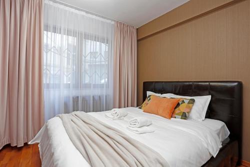 Un pat sau paturi într-o cameră la City center apartment