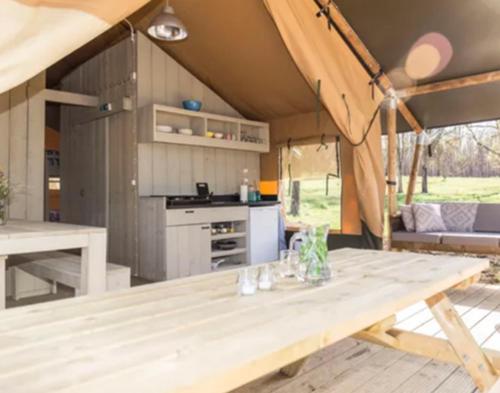 Monte Vidon Combatte的住宿－Camping San Procolo，帐篷内的厨房配有木桌