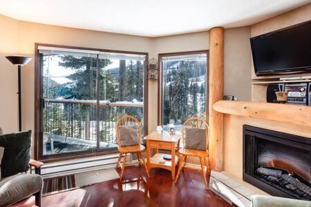 Una televisión o centro de entretenimiento en Cozy Pine Retreat *Ski In Ski Out* Mountain View
