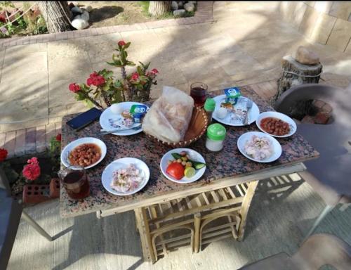 une table avec des assiettes de nourriture au-dessus dans l'établissement Dream Lodge Siwa دريم لودج سيوة, à Siwa