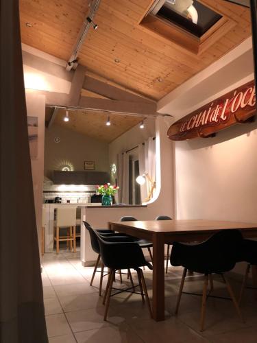 jadalnia i kuchnia ze stołem i krzesłami w obiekcie Le Chai de l'Océan -Maison plage à 300m - Jardin Terrasse w mieście Soulac-sur-Mer